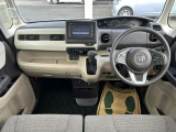 操作性に優れた運転席となります!小物入れや各ボタンの配置にこだわり、使いやすいです!座り心地もよく視認性も良好なのでロングドライブもお任せ下さい!