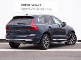 XC60の彫刻のようなエクステリアは、停まっているときでさえ動きを感じさせるダイナミックな造形。スカンジナビアンデザインの伝統に根ざしたそのスタイルは、すべてのディテールに美しさと機能性が息づいていま