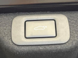 【パワーバックドア】スマートキーや運転席のボタンを押すだけでリアゲートが自動で開閉します!荷物を持っている時や、高い位置にあるバックドアを閉める際に便利な機能です♪