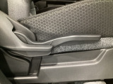 運転席にはドライバーの体型や好みに応じて前後方向だけでなく、高さの調整ができるシートリフターを装備!