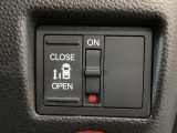 【片側パワースライドドア】片側がパワースライドドアになっており、運転席のスイッチやスマートキーでも開閉が可能です!開口部も広いので乗り降りも楽々♪