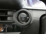 【プッシュスタート】スマートキーを携帯して、ブレーキを踏みながらスタートスイッチを押すだけでエンジンがかけられます。