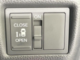 【パワースライドドア】スマートキーや運転席のスイッチでスライドドアの開閉が可能♪電動だから力を入れてドアを開ける必要が無く、小さいお子様でも、重い荷物を持っている時もラクに開け閉めできます♪