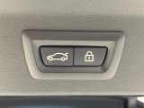 ●電動リアゲート:ワンタッチでリアゲートの開閉ができ、荷物などで両手が塞がっている状態でも簡単に開閉ができる便利機能です。