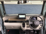 運転席周りです。カップホルダーや小物の収納などは必須ですよね!!使い勝手の良いつくりになっております!!