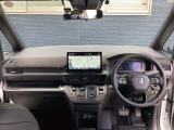 運転席周りです。カップホルダーや小物の収納などは必須ですよね!!使い勝手の良いつくりになっております!!