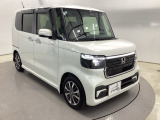 狭い駐車場でも、スライドドアならチャイルドシートへのお子さまの乗降や荷物の積載もスムーズ。とても便利な【助手席側。電動スライドドア】ドアハンドを少し引くだけでリアドアが自動開閉します。