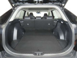 便利な6:4分割可倒式シートです。収納と乗車人数のバランスに優れています♪荷物の大きさに応じたラゲージスペースをフレキシブルに作り出せるので、シーンに応じた使い方ができます♪