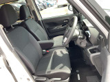 運転席まわりです。実際に座ってみて、乗り心地を体験してみてください,視界も良好です