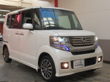 屋内展示場がございますので、雨の日や雪の日でも天気に影響されずにお車をご覧いただけます!在庫台数も豊富にご用意しております!