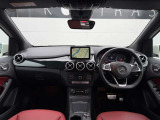 新車の状態に近い状態キープ!大加飾からの高級感と落ち着いた赤シートから連想するスポーティーな雰囲気の調和!