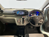 運転席周りのレイアウトをご覧ください。ナビゲーションが綺麗に装着されすっきり収まってますね!