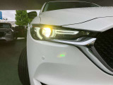 【アダプティブLEDヘッドライト】夜間走行時に先行車や対向車の状況をクルマが判断。ヘッドランプの照射範囲や明るさを自動的に変化させます。