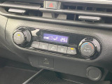 【オートエアコン】一度お好みの温度に設定すれば、車内の温度を検知し風量や温度を自動で調整。暑い&hellip;寒い&hellip;と何度もスイッチ操作をする必要はありません。快適な車内空間には必須の機能ですね♪