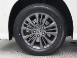 16インチアルミホイール(ミディアムグレーメタリック塗装)を装着しています。タイヤサイズ205/60R16
