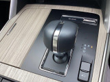 【エレキシフト】さまざまなシーンで迷いなくシフト操作ができるように、一般的なAT車と同様の操作方法としつつ、シンプルなシフトパターンとしております。