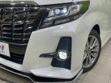 【LEDヘッドライト】悪天候や夜間走行時も良好な視界を確保し安心して運転できる高輝度LEDヘッドライトを装備!点灯速度が早く、消費電力も抑えられています。