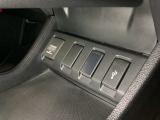 アクセサリーソケットはUSBのアダプターなどをつければ、スマホの充電にも使えます。横にはナビゲーション用の外部入力可能なUSB端子がついており、周辺には物が置けるトレーがついています。