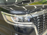 【LEDヘッドライト】悪天候や夜間走行時も良好な視界を確保し安心して運転できる高輝度LEDヘッドライトを装備!点灯速度が早く、消費電力も抑えられています。