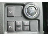 オートマチックハイビームとは、先行車や対向車のライトを認識し、ハイビームとロービームを自動で切り替える機能です。夜道の視界を確保します。詳細は販売店スタッフまでおたずねください。