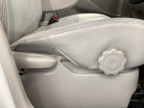 シートハイトアジャスターが付いているので運転姿勢を調整するのに便利ですね。身長に合ったシートポジションは安全運転や疲労軽減にもつながります。
