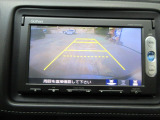 バックカメラの画像です。ガイドラインがスムースな車庫入れをサポートいたします。車庫入れの安心感がアップしますね。