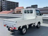 右斜め後ろからの特徴的なフォルム。狭い路地裏でも運転しやすそうな小回りが利くコンパクトボディ♪
