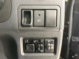 【電動格納ミラー】サイドミラーは電動格納式となっており、狭い駐車場でもキズがつくリスクを抑えられます。