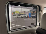 日差しが眩しい時などに引き上げるだけ!内蔵されているので窓を開閉しても巻き込まれないです!