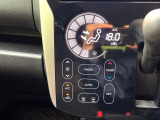 【オートエアコン】一度お好みの温度に設定すれば、車内の温度を検知し風量や温度を自動で調整。暑い&hellip;寒い&hellip;と何度もスイッチ操作をする必要はありません。快適な車内空間には必須の機能ですね♪