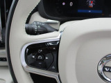 運転しながら車両の多くの機能を直観的にコントロールでき、ステアリングホイールから手を離す必要がありません。右側ステアリングホイール内蔵リモコンを使用すると、オーディオシステム、トリップコンピューターを