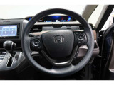 運転中もハンドルでの操作が可能です。特に高速道路等の目が離せない運転時には、便利さだけでなく、安全性も兼ね備えております。