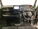 車内は光触媒抗菌消臭施工済です。スタイリッシュなデザインでスポーティなインパネ周りを演出します。グローブボックスやカップホルダーのほかにトレーなどたくさんの収納スペースが付いています。