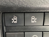 【両側スライドドア】駐車場で隣の車との間隔が狭く乗りにくい時、スライドドアなら安心!ドアオープン時も幅を取らず、開口部が広いので乗り降りがとっても簡単です。大きな荷物の出し入れも後席から可能♪