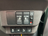 両側電動スライドドアです。リモコンや運転席スイッチ、ドアハンドルの操作で自動開閉。お子さまを抱きかかえている時や荷物の多い時などに便利です。