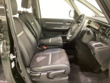 女性でも運転がしやすいように、シートの高さ調整機能(シートリフター)がついています。運転席と助手席の間が空いている為、助手席側への移動がスムーズです。交通量の多い道でも助手席側から乗り降りができます。