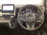 【ハンドル】運転にかかわる様々な操作を安全に行えるように視点移動が少なく操作性に配慮されたスイッチ類が凝縮されたコックピットです。
