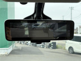 【デジタルルームミラー】車両後方カメラの映像をルームミラーに映すことが出来ます。 そのため、後席に人や荷物があって後方が見えづらい場合でもしっかり視界を確保することが出来ます。