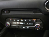 運転席・助手席にはシートヒーターを、またステアリングにもヒーターを内蔵。寒季節にも安全で快適な操作をサポートします。