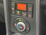 【オートエアコン】一度お好みの温度に設定すれば、車内の温度を検知し風量や温度を自動で調整。暑い&hellip;寒い&hellip;と何度もスイッチ操作をする必要はありません。快適な車内空間には必須の機能ですね♪
