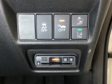Hondaセンシング用の、VSA(ABS+TCS+横滑り抑制)解除と路外逸脱抑制機能などのオンオフスイッチはハンドルの右側に装備。その下にETCがついています。高速道路の料金所の通過も楽々です。