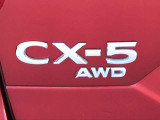 【AWD】前輪と後輪すべてに駆動力を配分し、悪路や滑りやすい路面でも安定した走行を可能にするシステムです。
