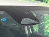 【ホンダセンシング】走行中に前方の車両等を認識し、衝突しそうな時は警報とブレーキで衝突回避と被害軽減をアシスト。より安全にドライブをお楽しみいただけます。