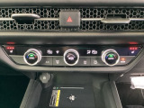 運転席・助手席、それぞれで温度調節が可能なオートエアコンです。シートヒーター付きなので、寒い日も快適です。