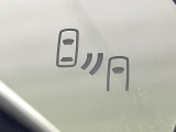【ブラインドスポットモニター】走行中、ドアミラーの死角になりやすい箇所に後続車が接近するとサイドミラーのレンズに警告を表示!ドライバーに注意喚起をしてくれます。