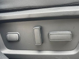 【運転席パワーシート】スイッチ一つで簡単にシートの微調整が可能!電動だから力もいりません!快適なシートポジションにセットして、快適なドライブをお楽しみください。