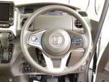 ステアリングスイッチでオーディオ各種操作が可能で、運転に集中できます。安心・安全・快適なドライブをお楽しみいただけます。