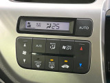 【オートエアコン】一度お好みの温度に設定すれば、車内の温度を検知し風量や温度を自動で調整。暑い&hellip;寒い&hellip;と何度もスイッチ操作をする必要はありません。快適な車内空間には必須の機能ですね♪