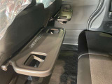 【シートバックテーブル】席背面には格納式のテーブルを装備。ちょっとした荷物が掛けられて便利なコンビニフック付です!