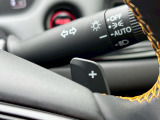 運転席の手元でシフトアップシフトダウンの操作が可能なパドルシフトを装備しています♪